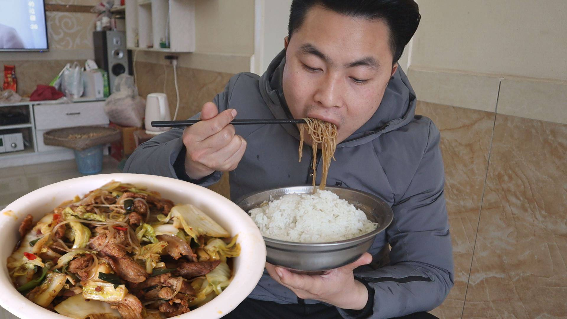小伙午饭,大白菜粉条炒五花肉,一盆饭一盆菜,越吃越过瘾